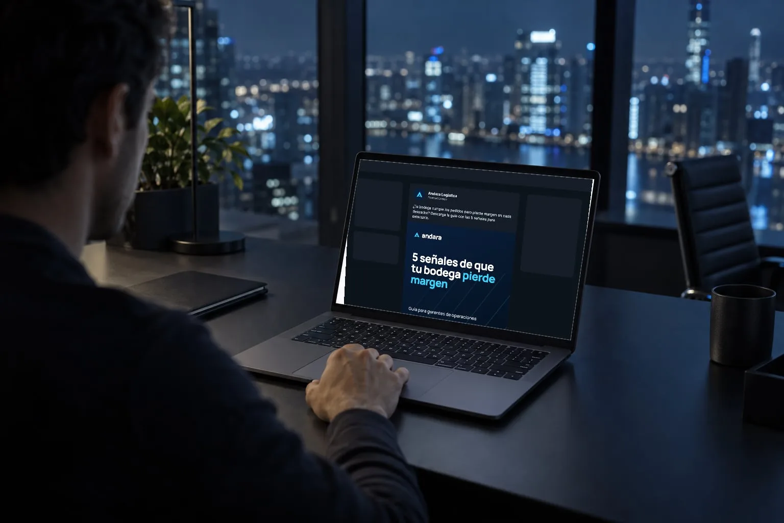 Un portátil con el anuncio de una marca B2B de ejemplo en LinkedIn