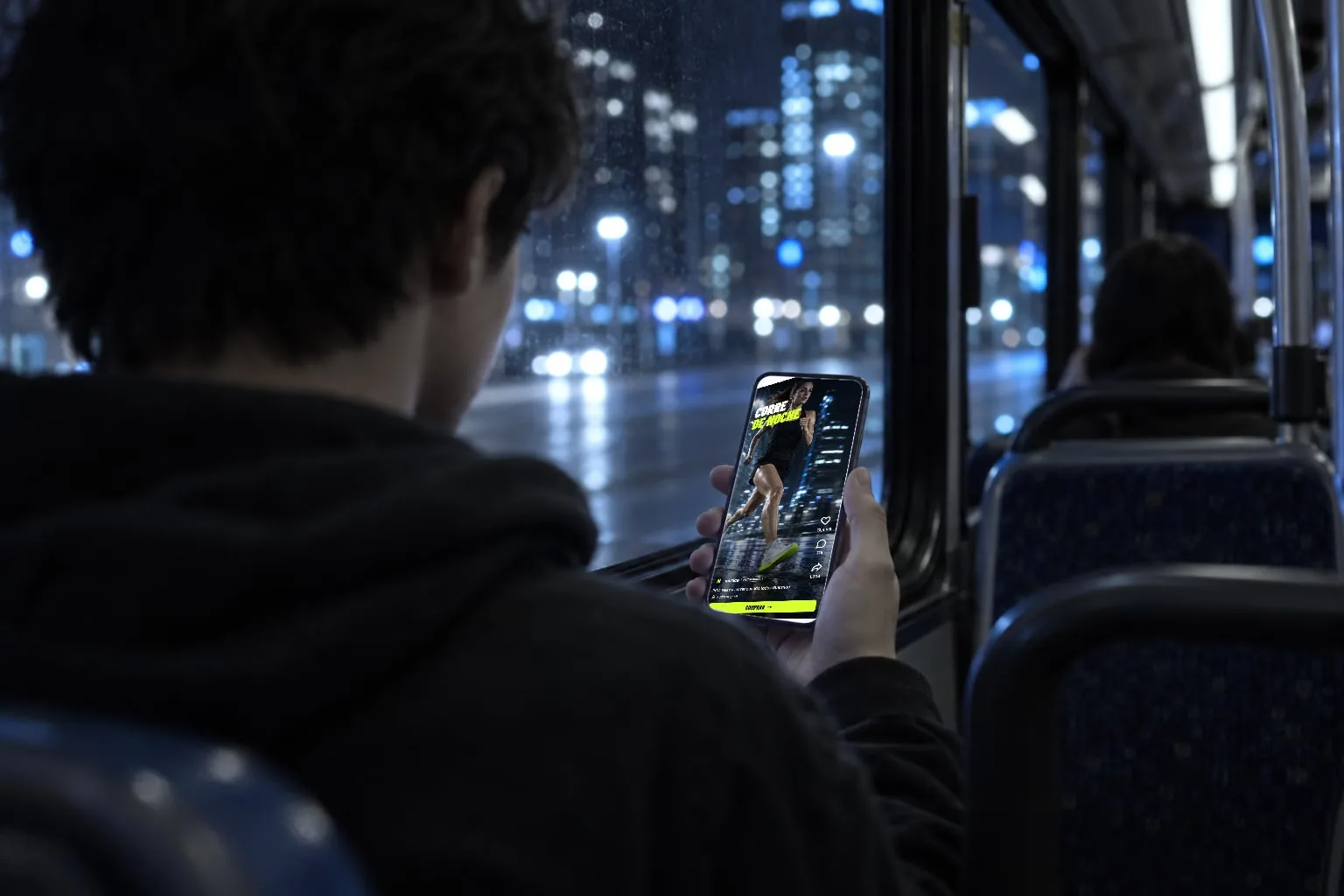 Un pasajero en un bus ve el video vertical de la marca de ejemplo en su teléfono