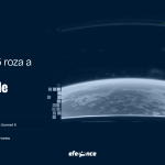 Glitch Flash: Sonnet 5.5 roza a Opus, a mitad de precio. La Tierra vista desde la ventana de una nave, en duotono navy.